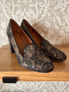 Franco Sarto black & gold floral brocade pumps feature a block heel Size 9M NWOT